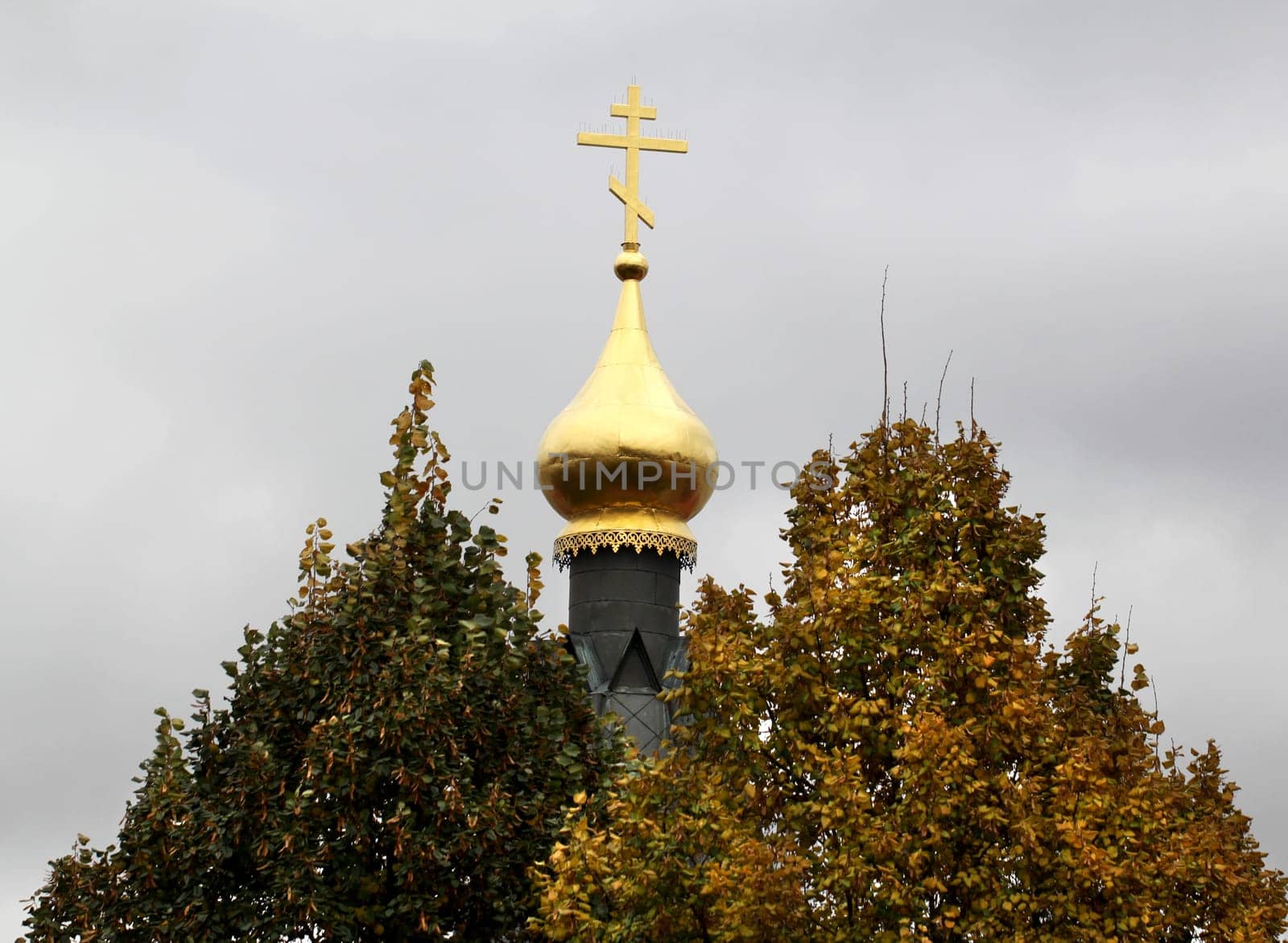 The golden dome of the church and the cross provoslavnoy