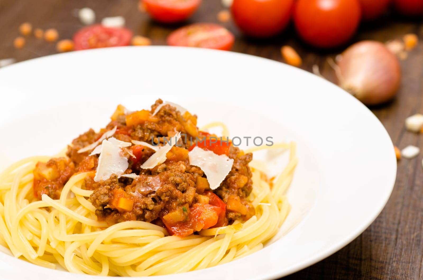 Spaghetti with minced meat and vegetable sauce