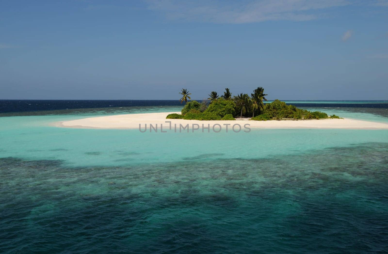 Small,uninhabited island in the Maldives