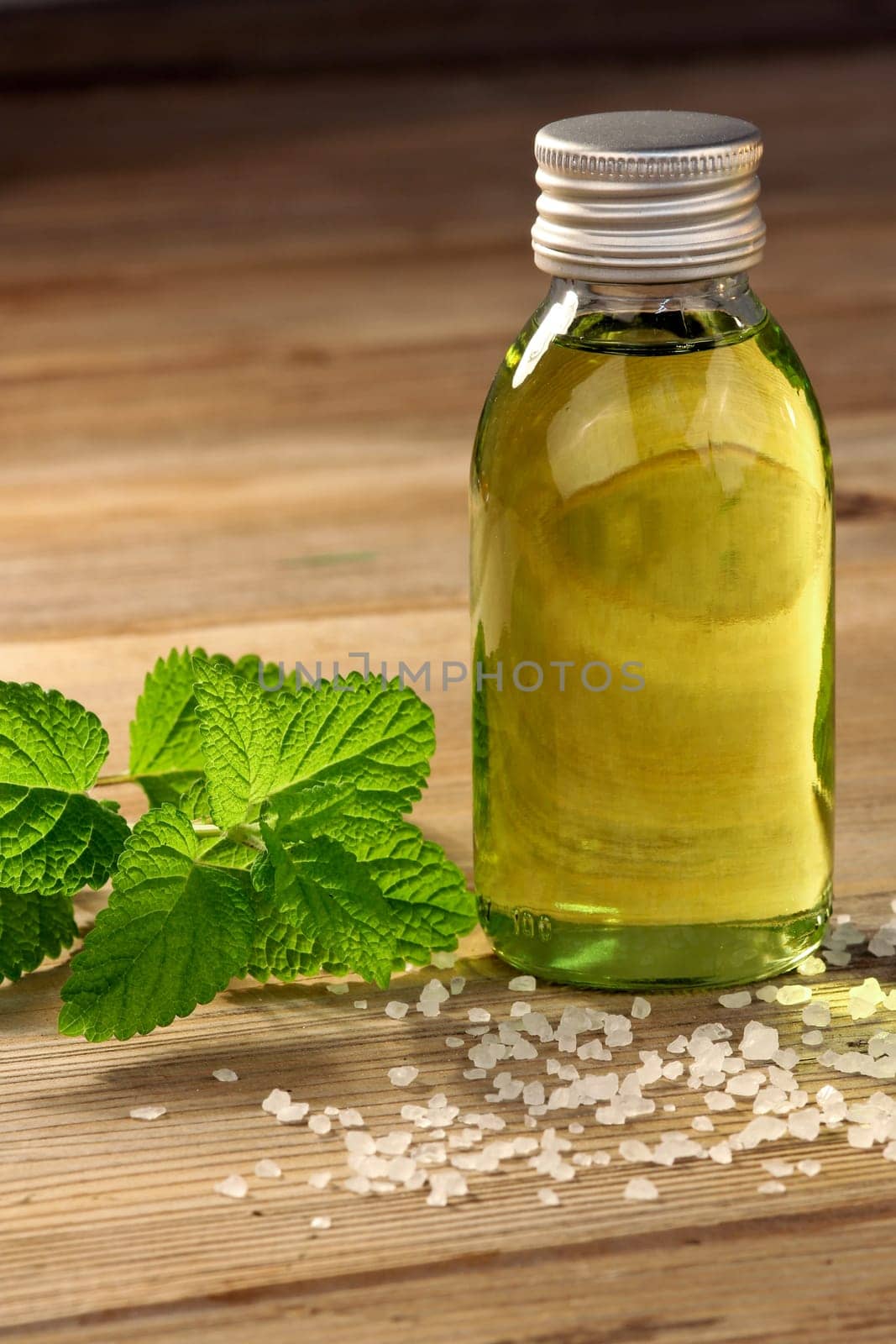 Care oil with mint and bath salts