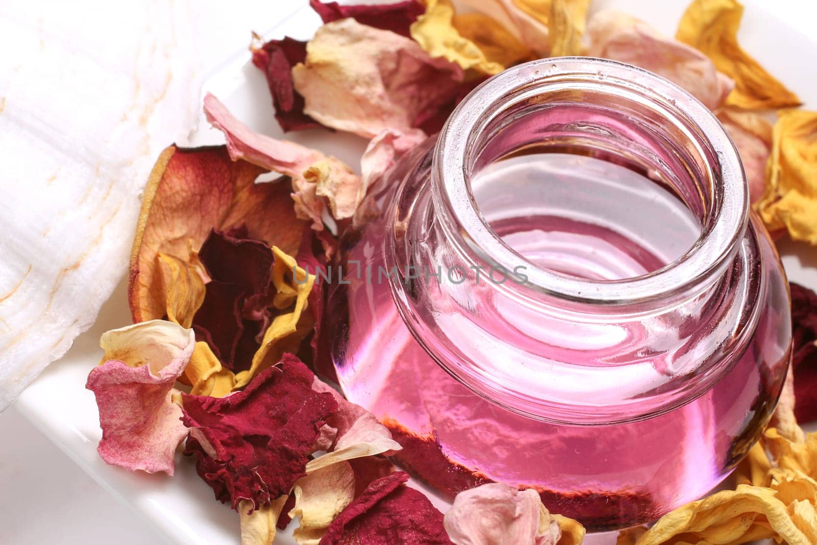 Essence with shell and potpourri