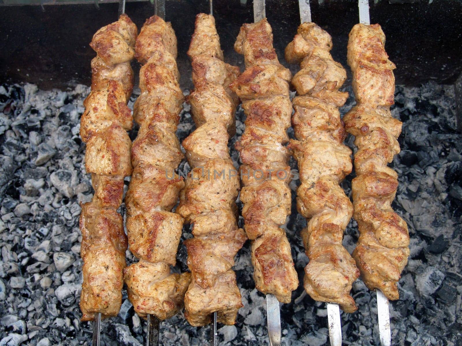 Process of preparation of a shish kebab, from uncooked to the cooked
