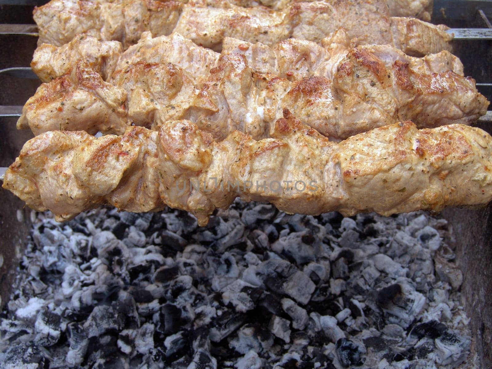 Process of preparation of a shish kebab, from uncooked to the cooked