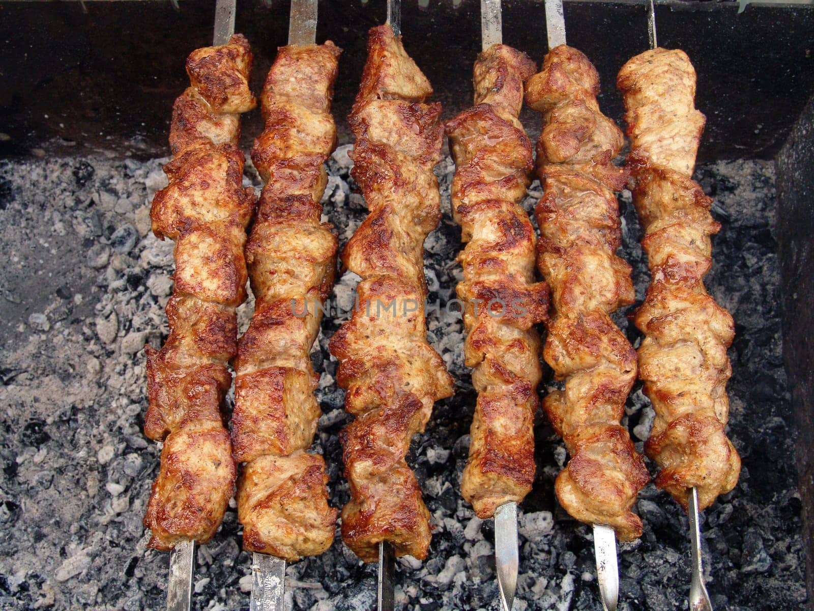 Process of preparation of a shish kebab, from uncooked to the cooked