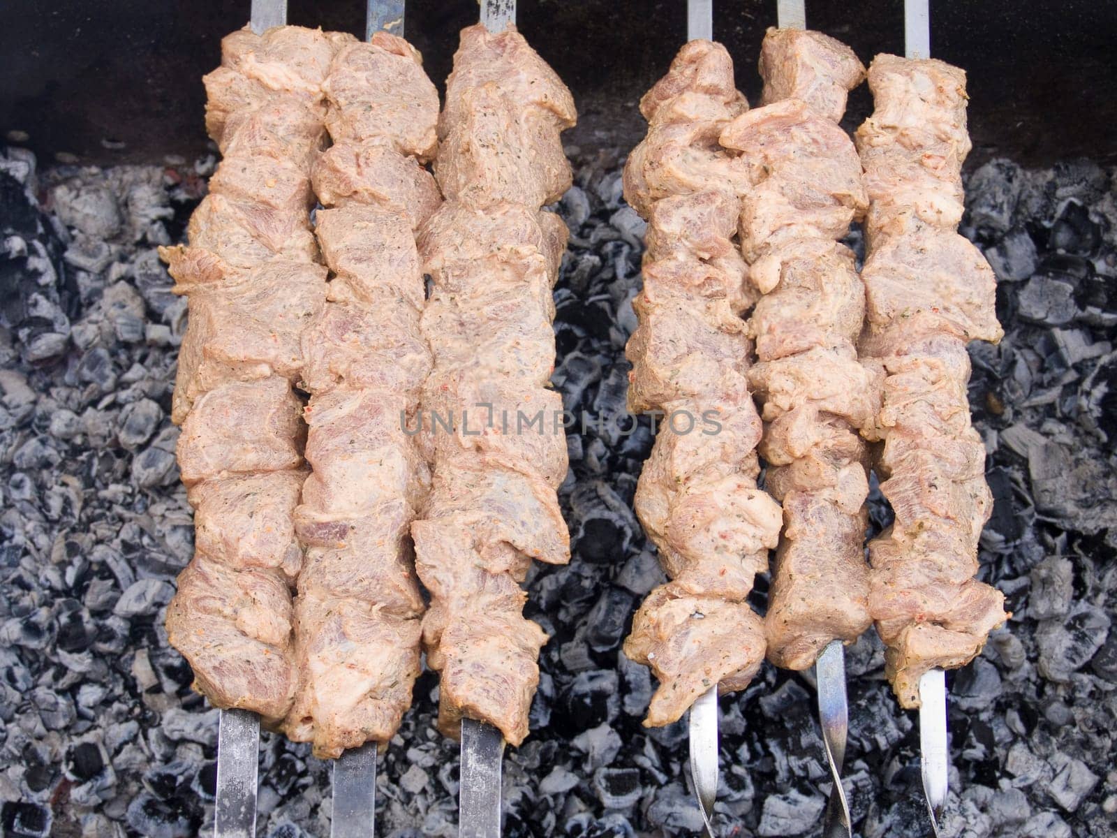 Process of preparation of a shish kebab, from uncooked to the cooked