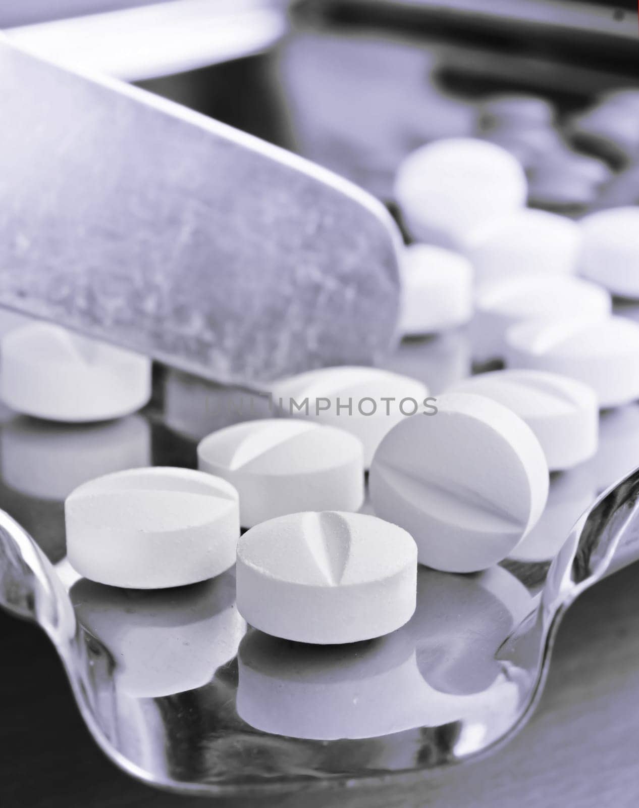 Close up of Counting tablets medical pills on stainless steel tray.(Health care and medical concept)