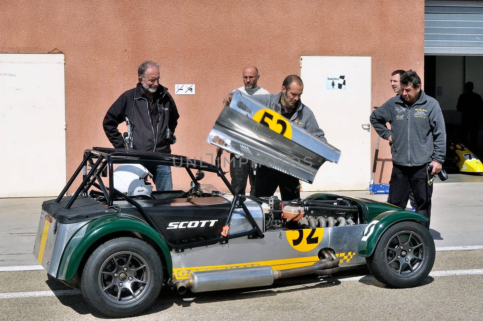 chases of Caterham on the circuit of the Cevennes with Ales in the French department of Gard the May 24th and 25th, 2013. mechanical maintenance