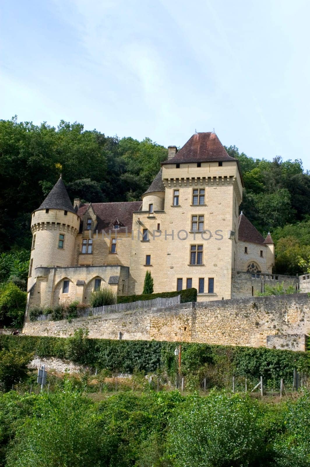 The Roque-Gageac, beautiful French village of the Dordogne, recontruit with the rock that collapsed the cliff.