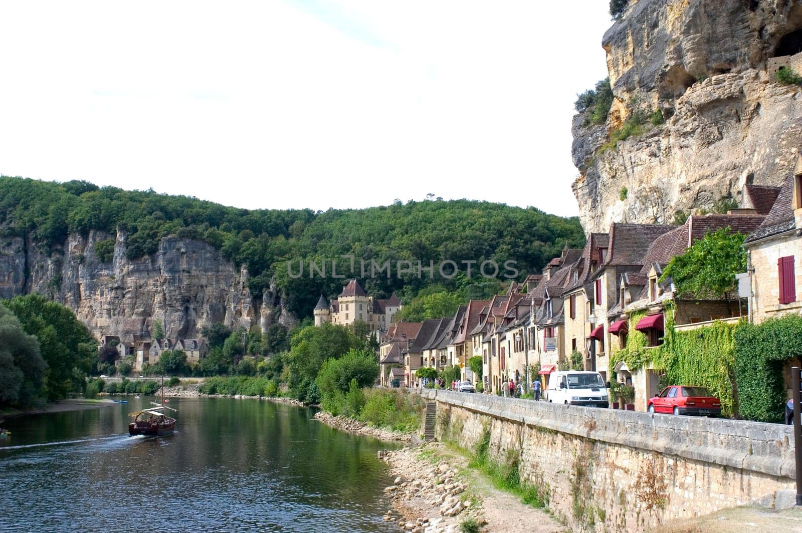 The Roque-Gageac, beautiful French village of the Dordogne, recontruit with the rock that collapsed the cliff.