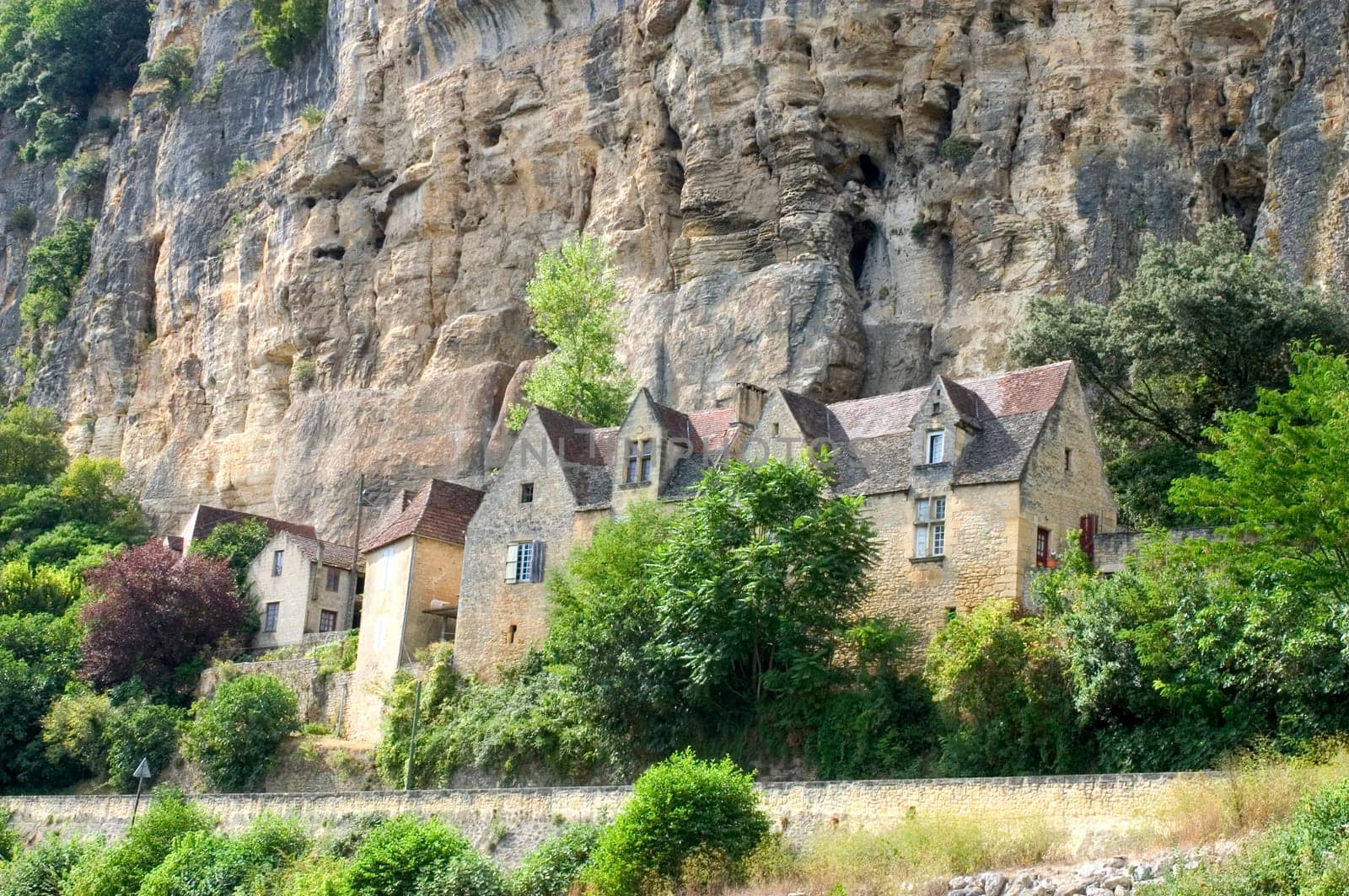 The Roque-Gageac, beautiful French village of the Dordogne, recontruit with the rock that collapsed the cliff.