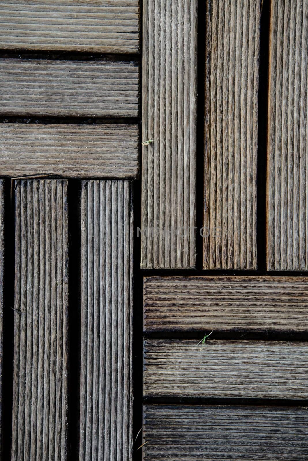 The passage with the same pattern in the garden.
