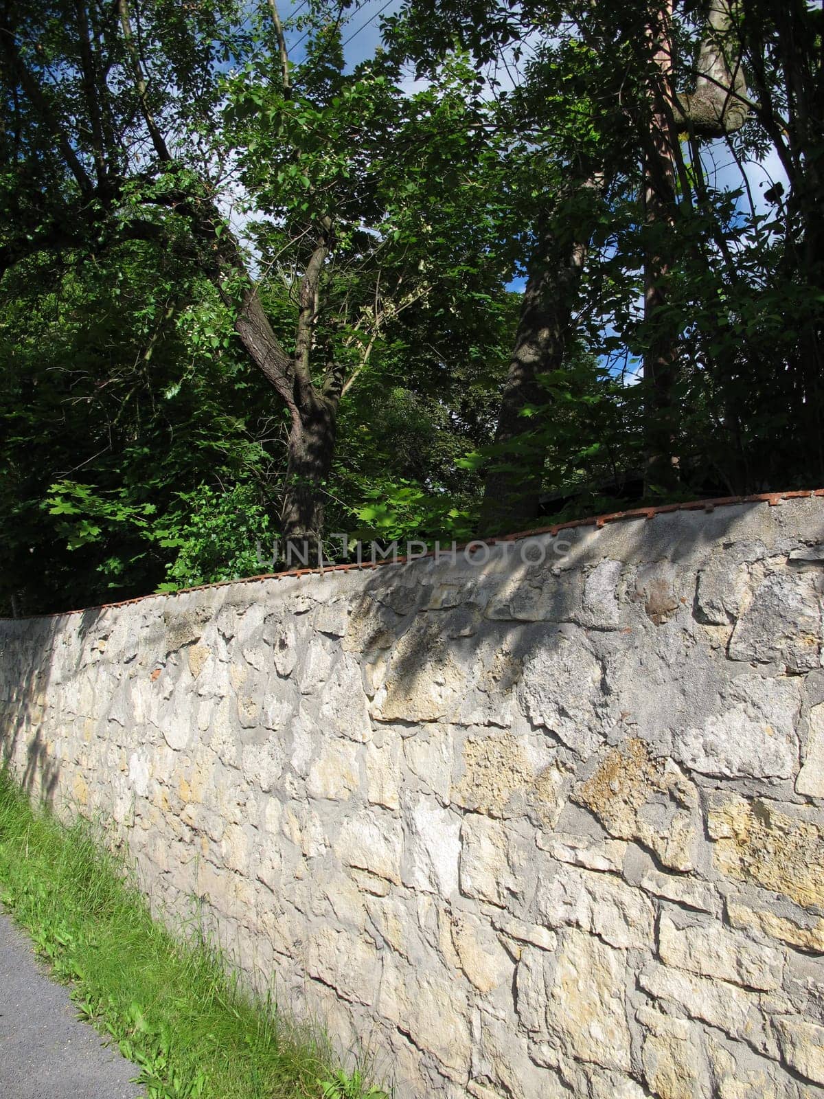 Natural stone wall