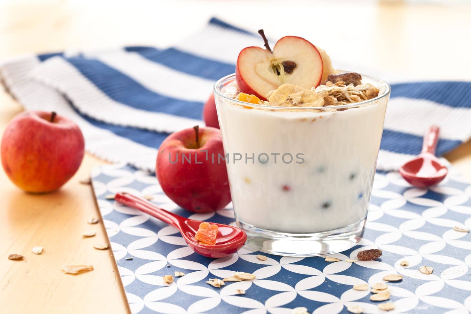 Muesli with yogurt and fresh apples