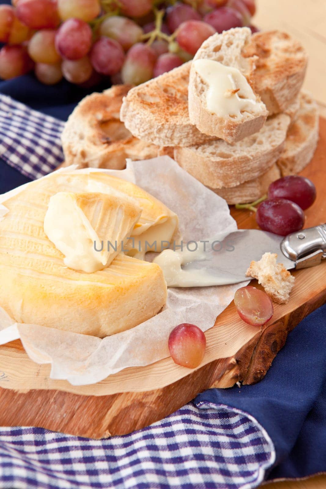 Caese,bread and fresh grapes