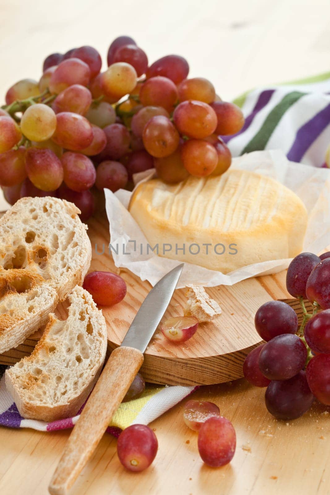 Caese,bread and fresh grapes