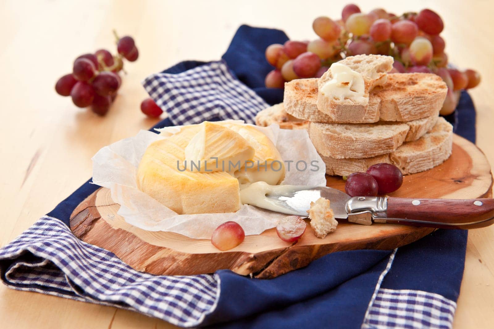 Caese,bread and fresh grapes