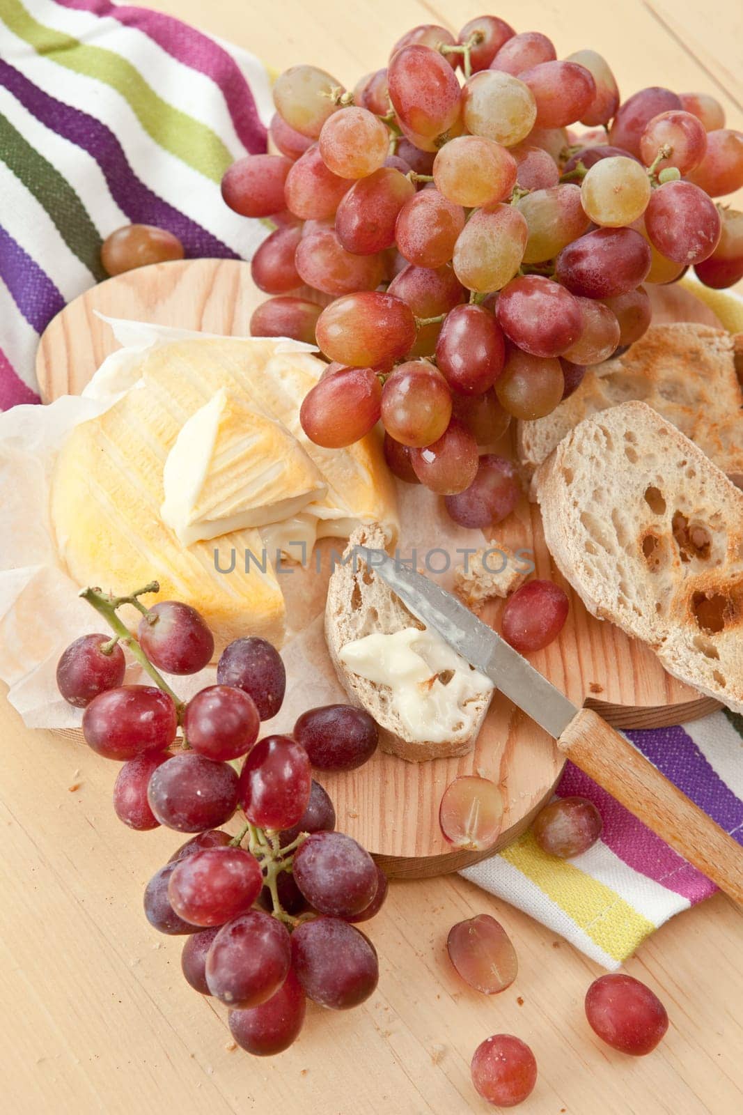 Caese,bread and fresh grapes