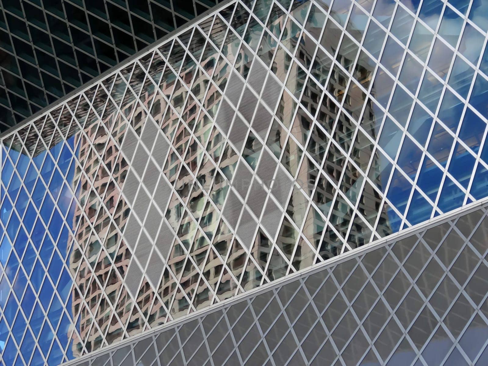 A facade is reflecting other buildings