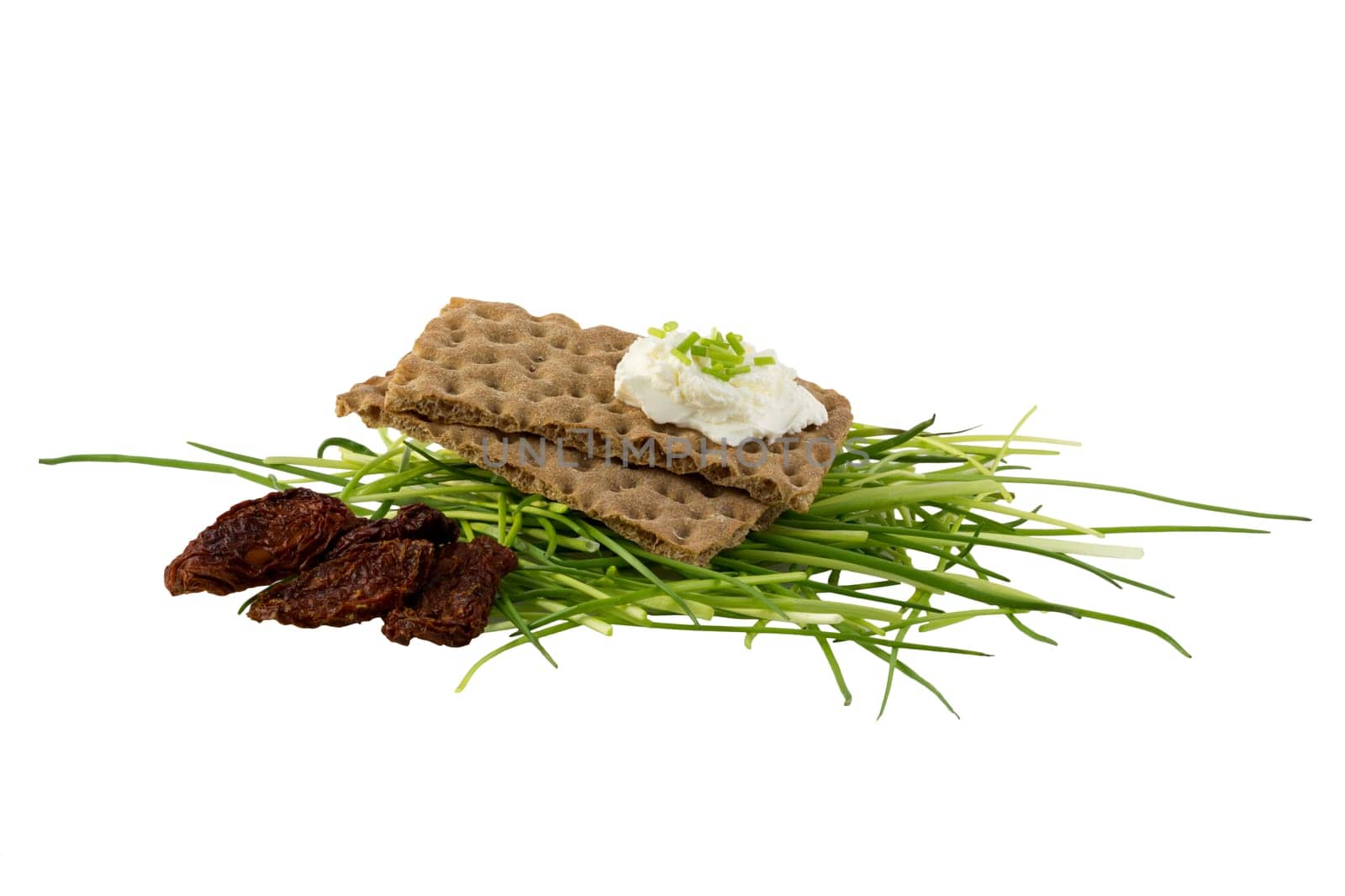 Crispbread with cream cheese, chives and dried tomatoes