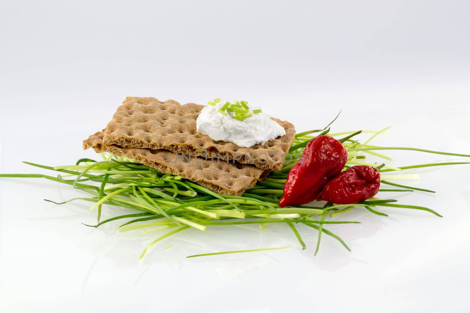 Crispbread with cream cheese chives and chile