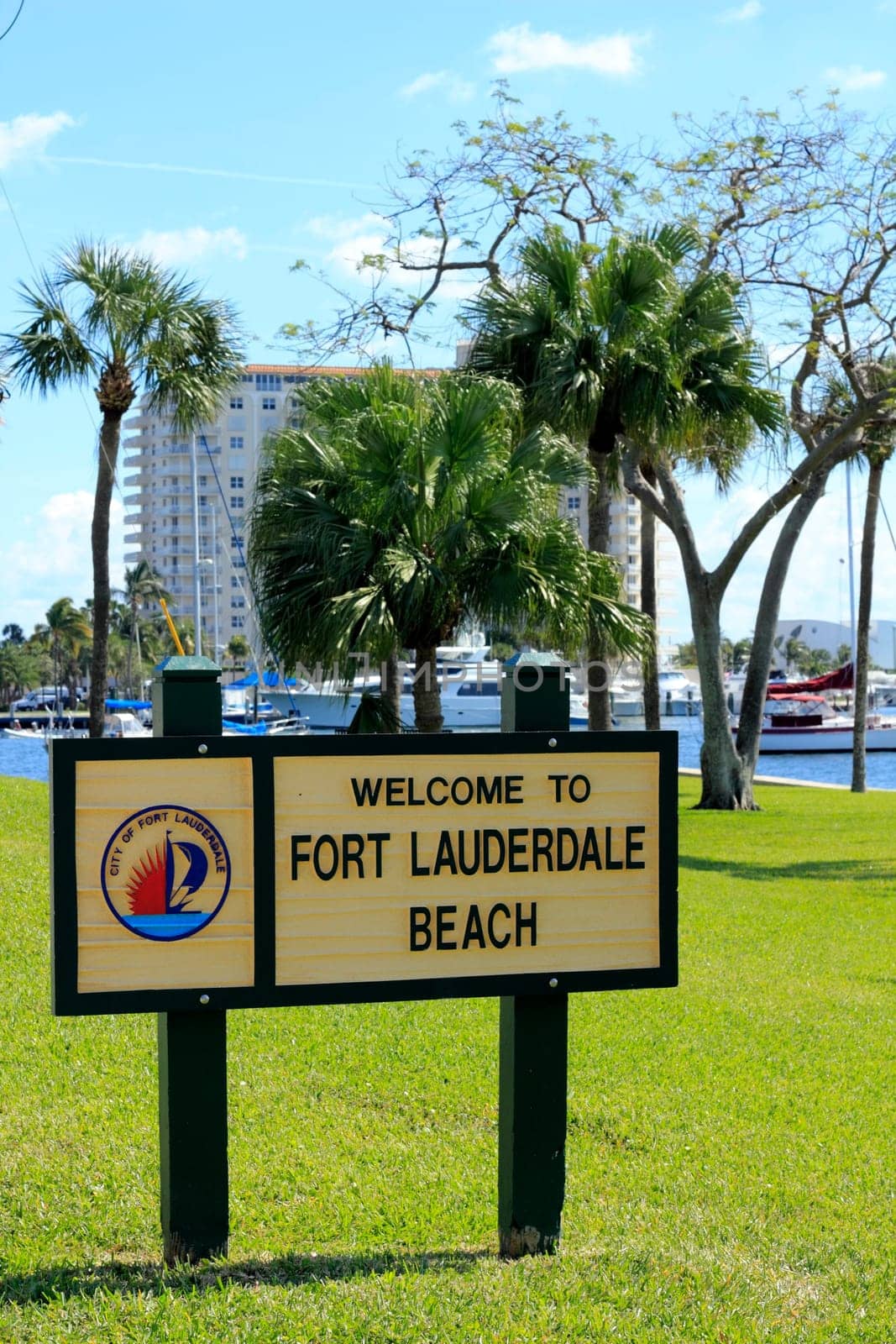FORT LAUDERDALE, FLORIDA - FEBRUARY 3: Welcome to Fort Lauderdale Beach sign in Merle Fogg / Idlewyld park near Las Olas Intracoastal waterway on a sunny February 3, 2013 in Ft Lauderdale, Florida.
