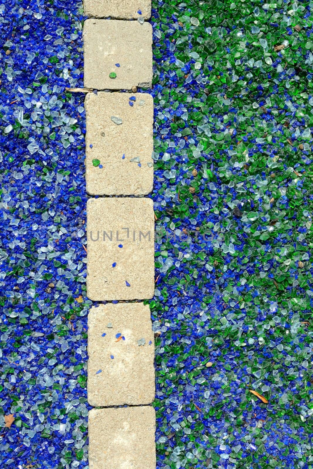 Pavement made of glass gravel