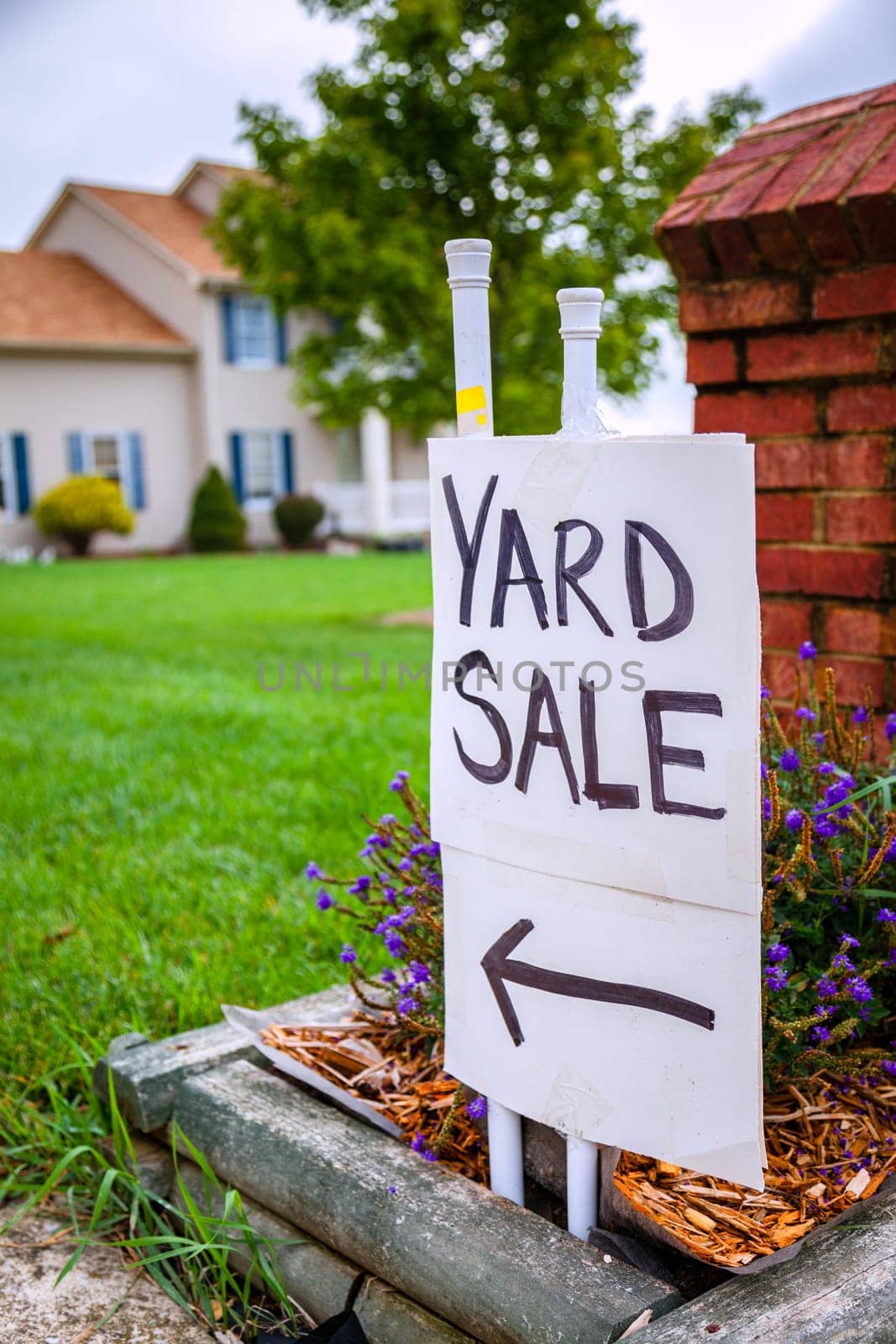 Closeup image of a yard sale sign