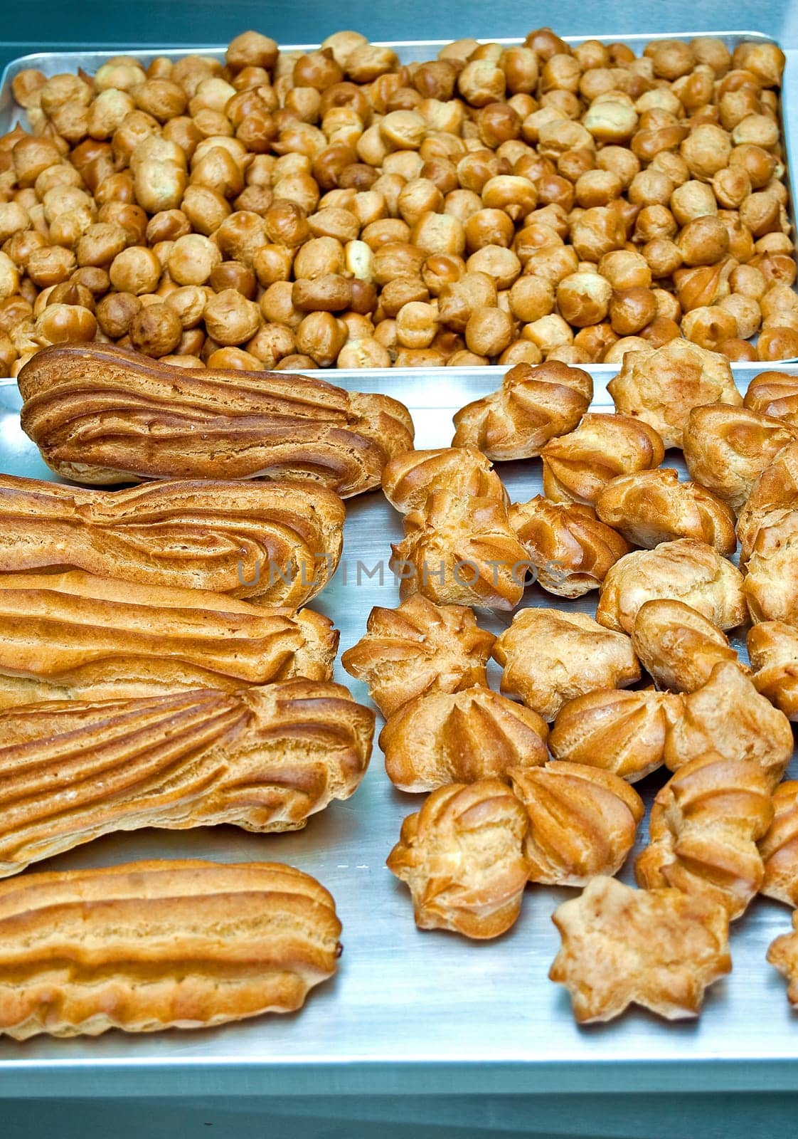 Choux pastry cakes cooked in pastry