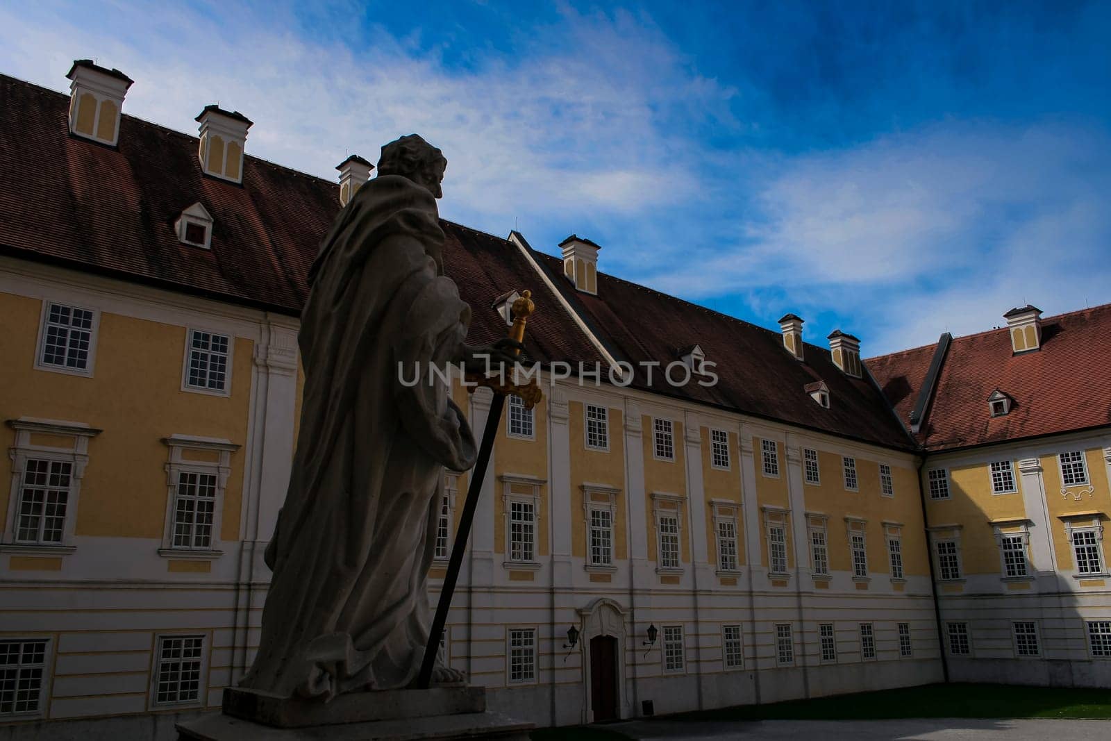 Figure and courtyard of Seitenstetten Abbey