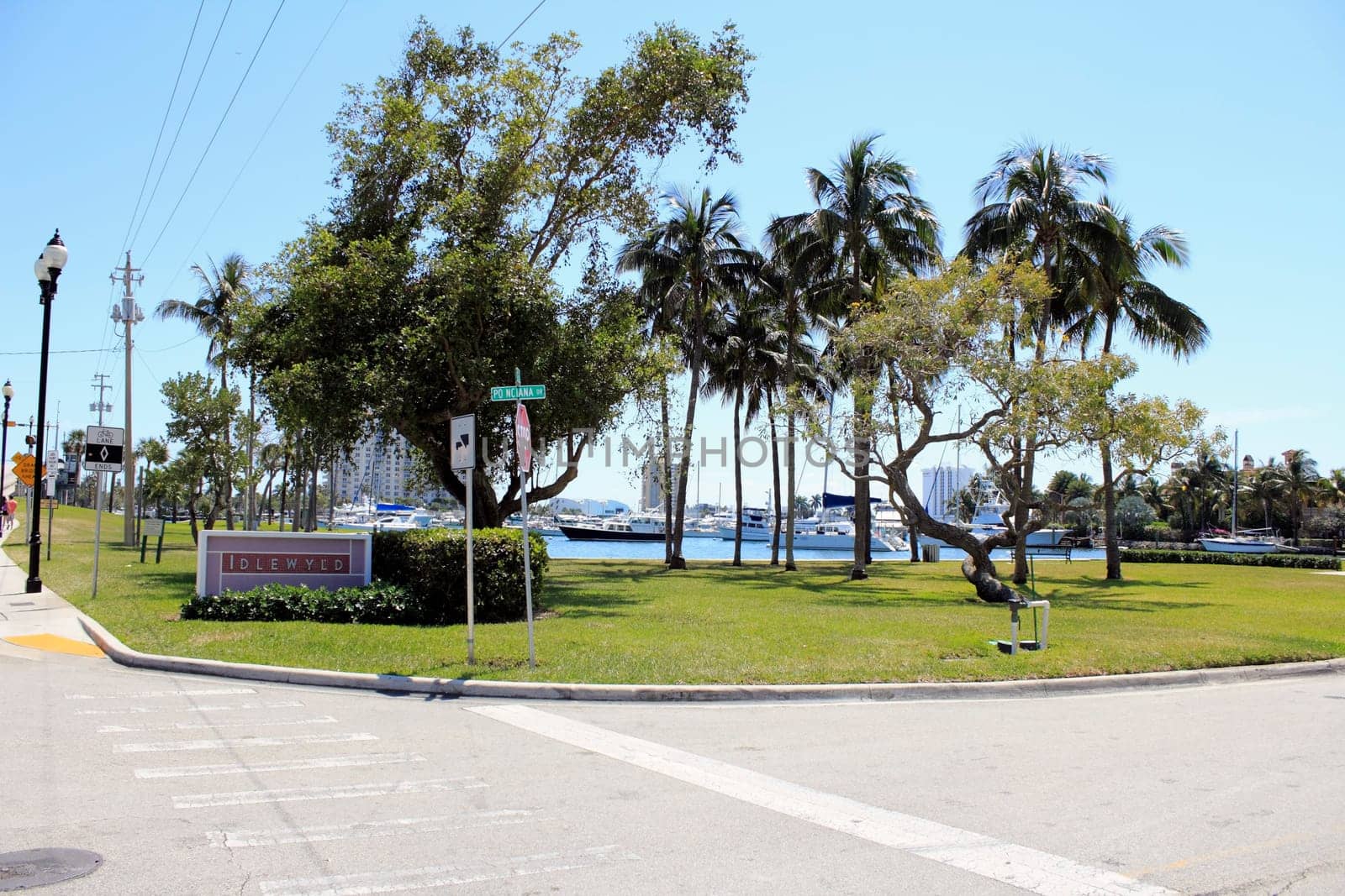 FORT LAUDERDALE, FLORIDA - MARCH 30, 2013: Sign of Idlewyld neighborhood in Merle-Fogg / Idlewyld park located just west of the boat filled Intracoastal waterway at 2600 E Las Olas Boulevard.