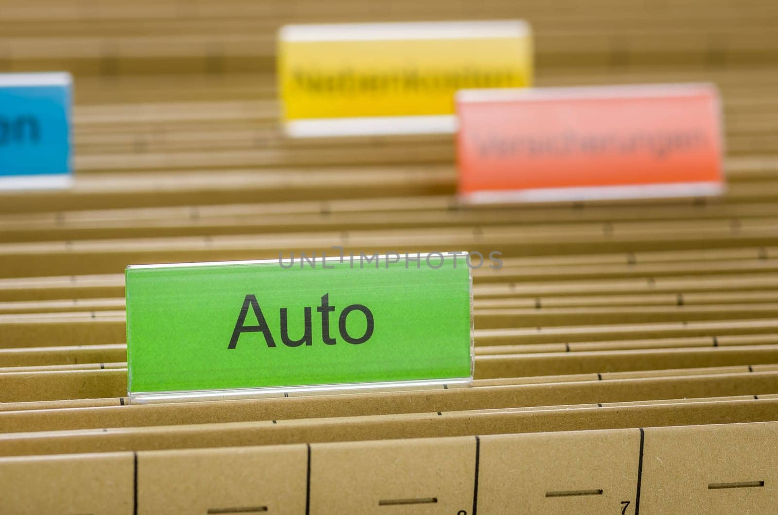Hanging folders with the inscription Auto