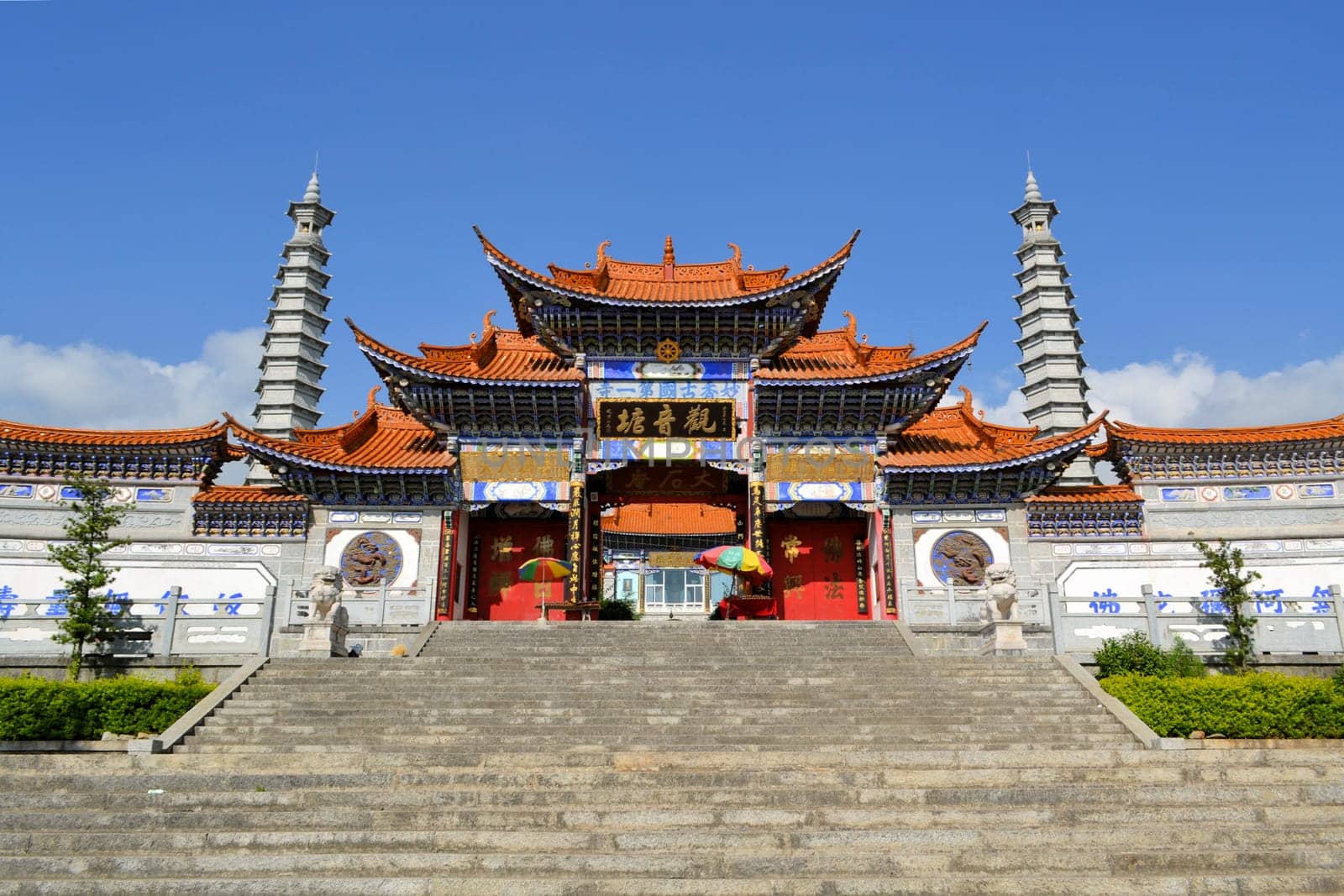 Confucius temple in front of mountains in Dali, Sichuan, China