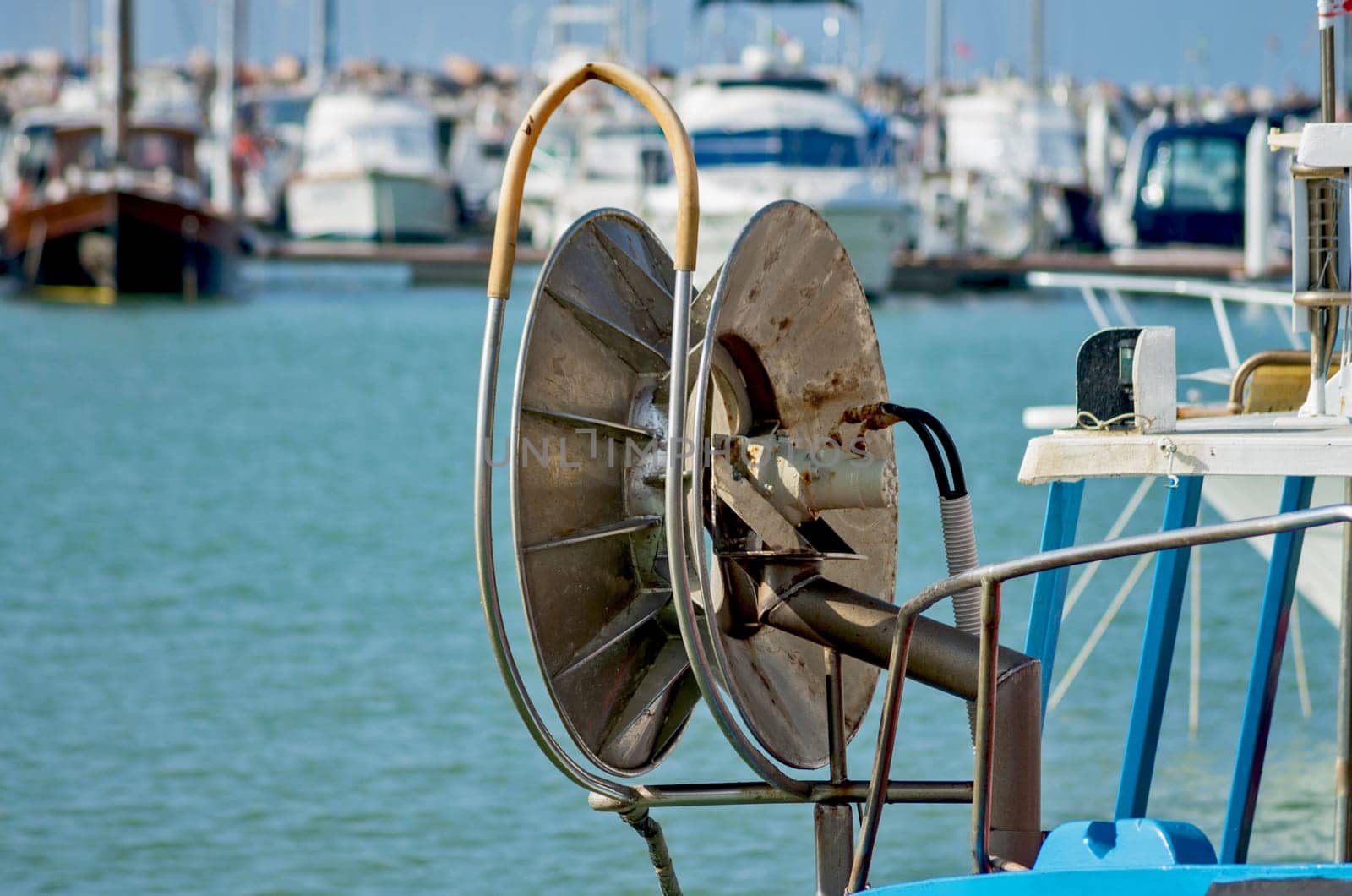 wheel to hoist net fishing