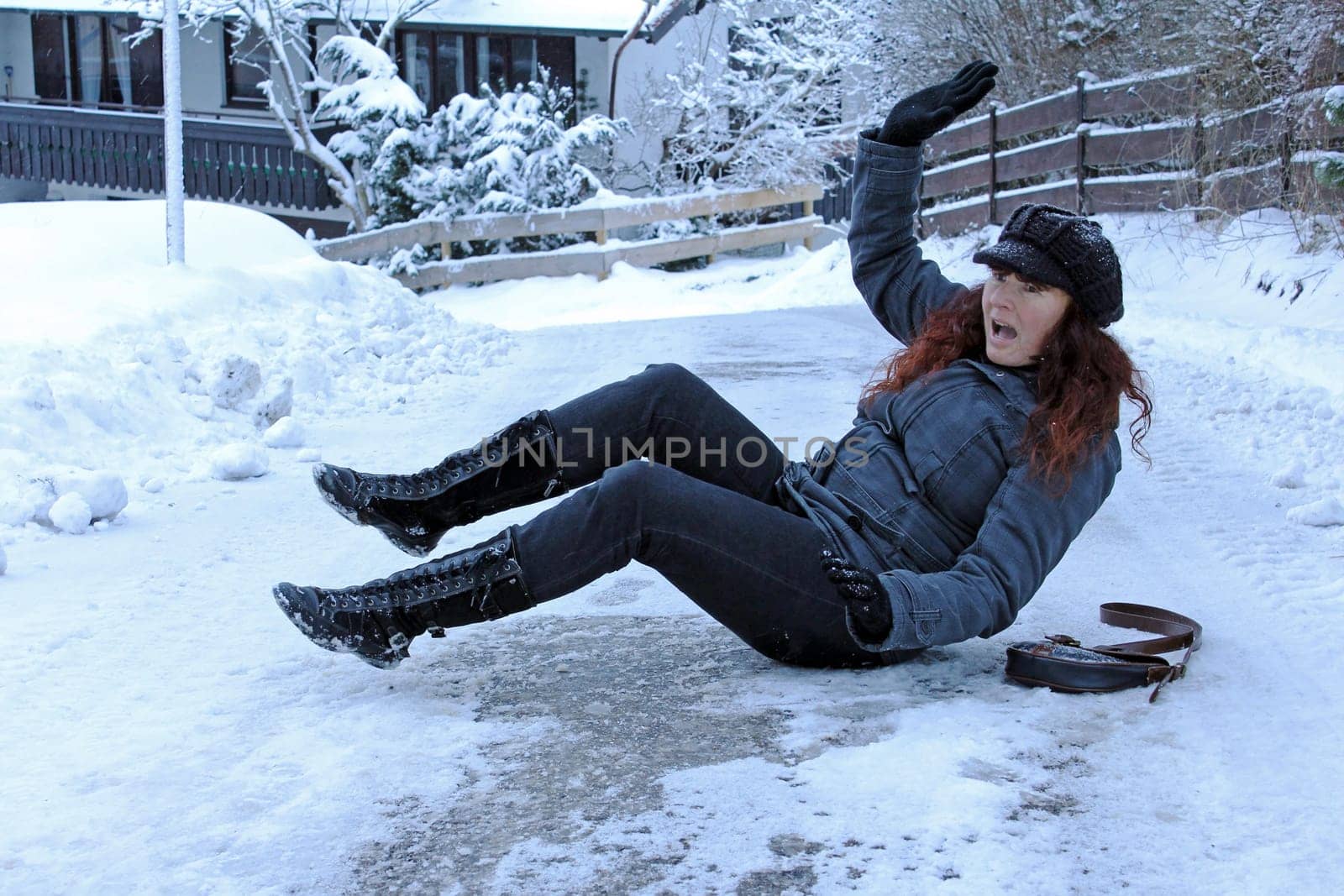 Risk of accidents on snow-slick paths