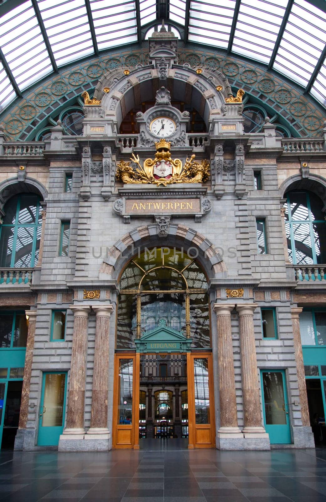 Interior of Antwerp Çentral railway station.