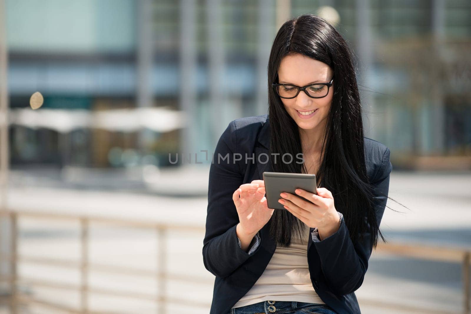 Young beautifull woman with tablet - outdoor lifestyle portrait