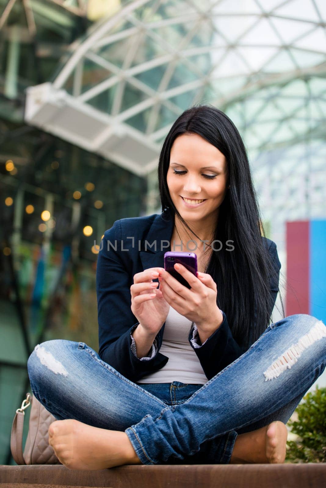 Young beautifull woman with smartphone - outdoor lifestyle portrait