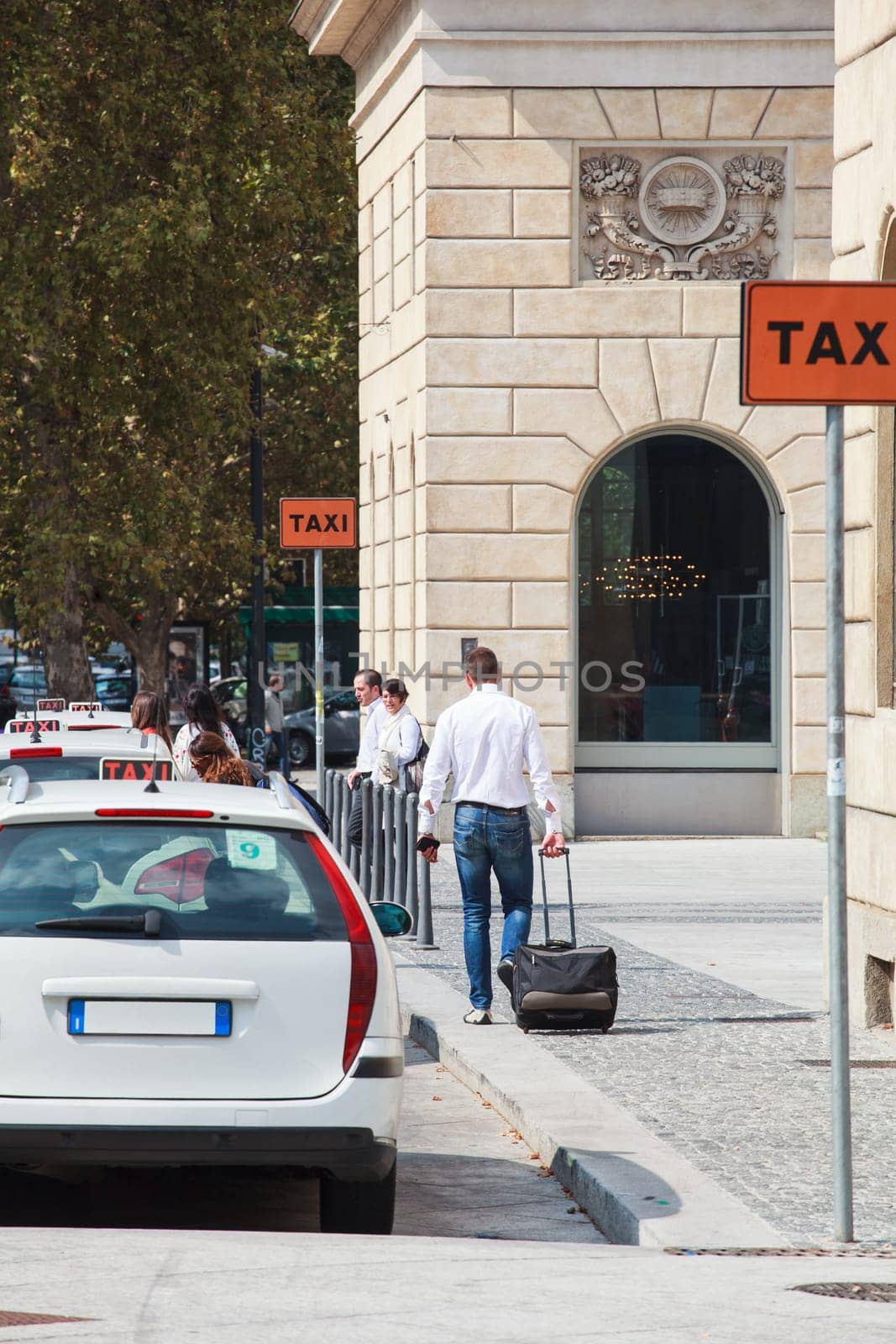 Man with trolley go to the taxi