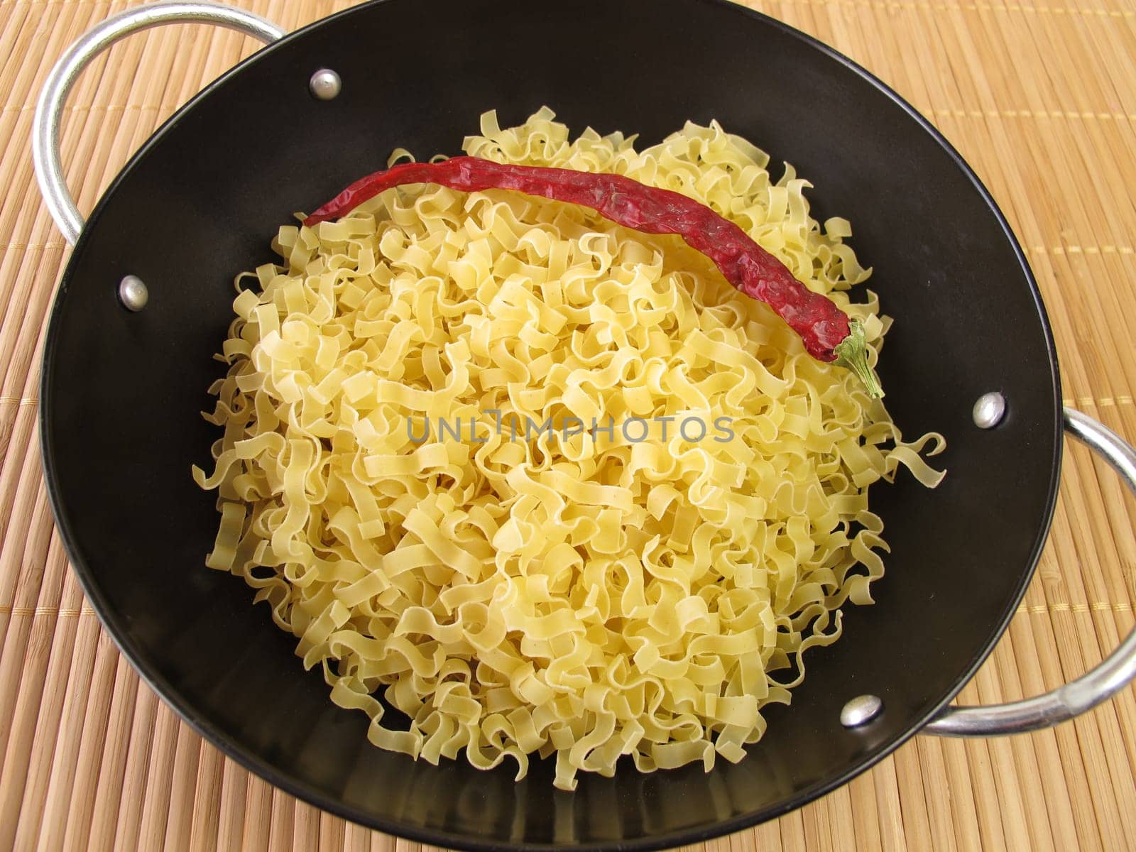 Woknudeln and chilli pepper