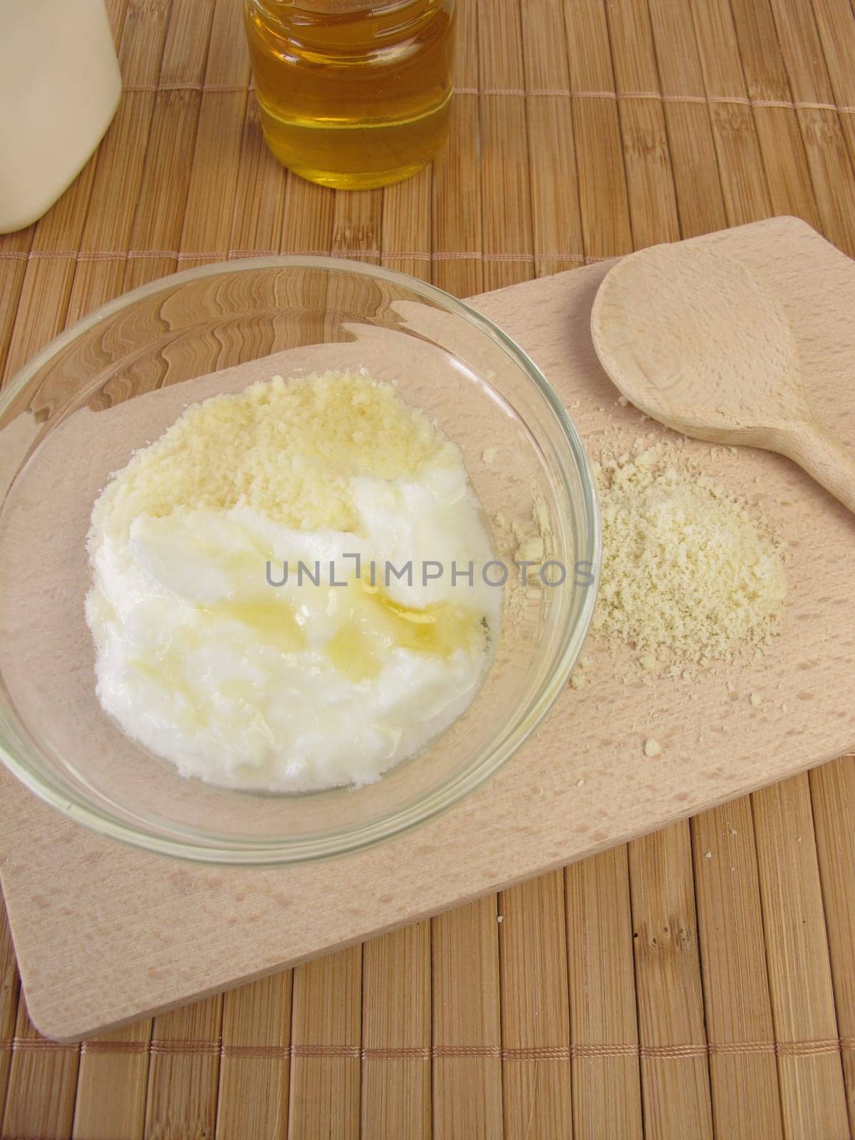 Facial scrub with yogurt,honey and ground almonds