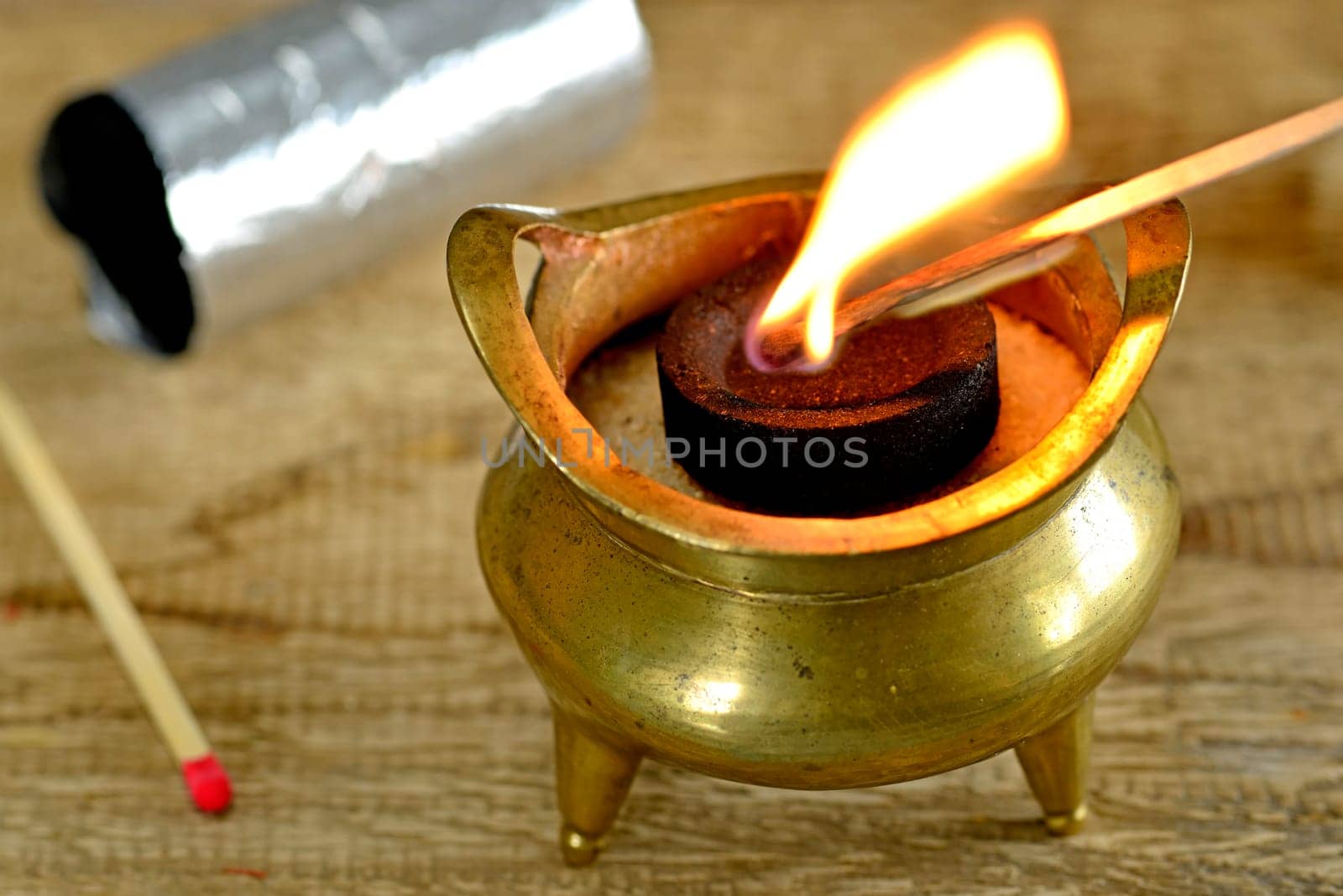 Lighting of smoked charcoal