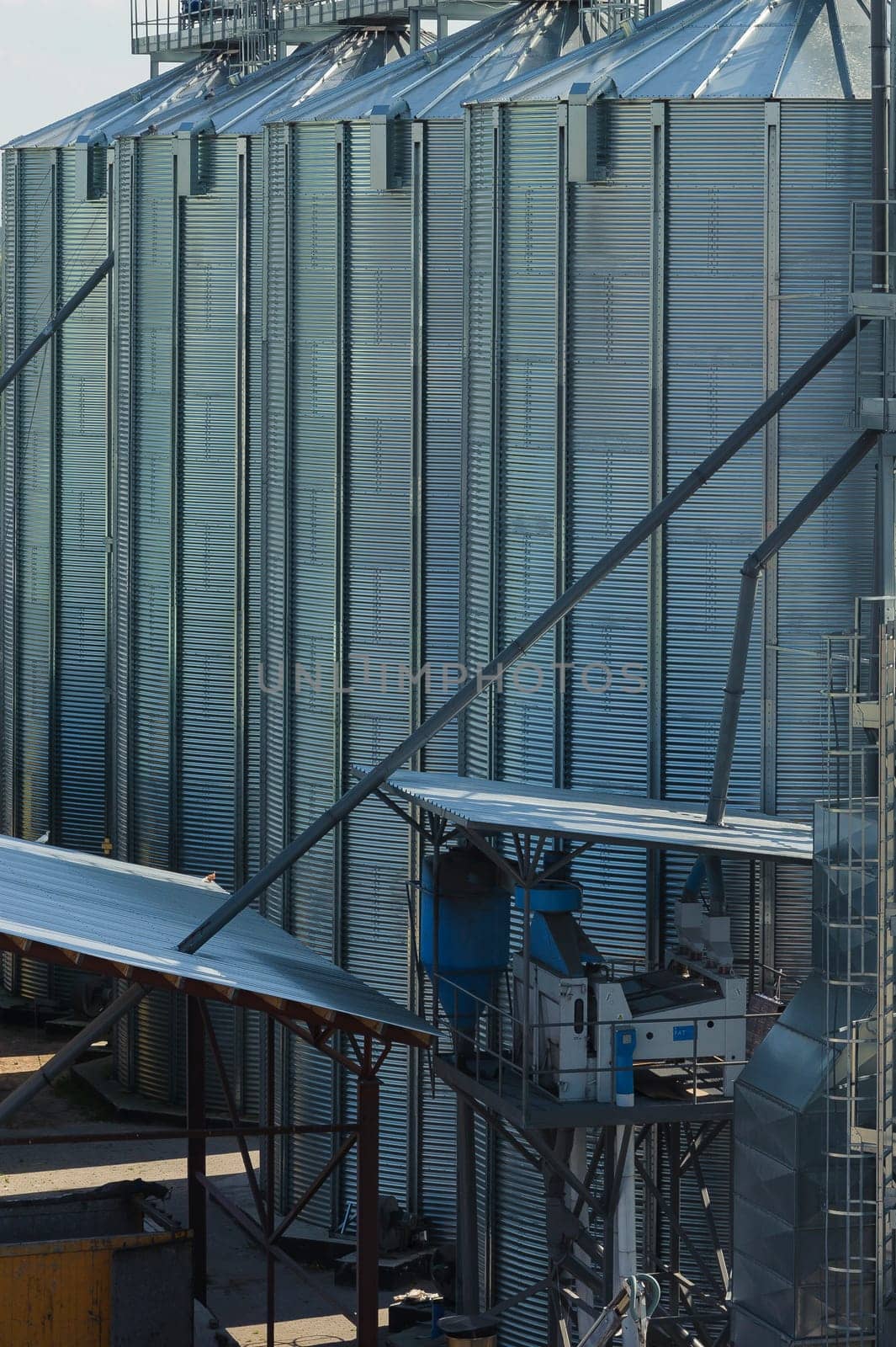 Silos, grain or fertilizer  elevators used in agriculture, vertcial shoot.