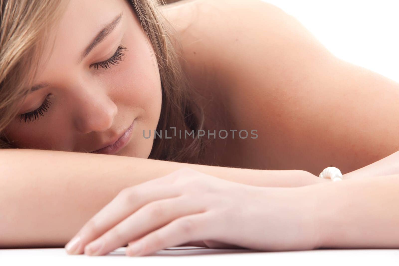 Young teenager in de studio on white