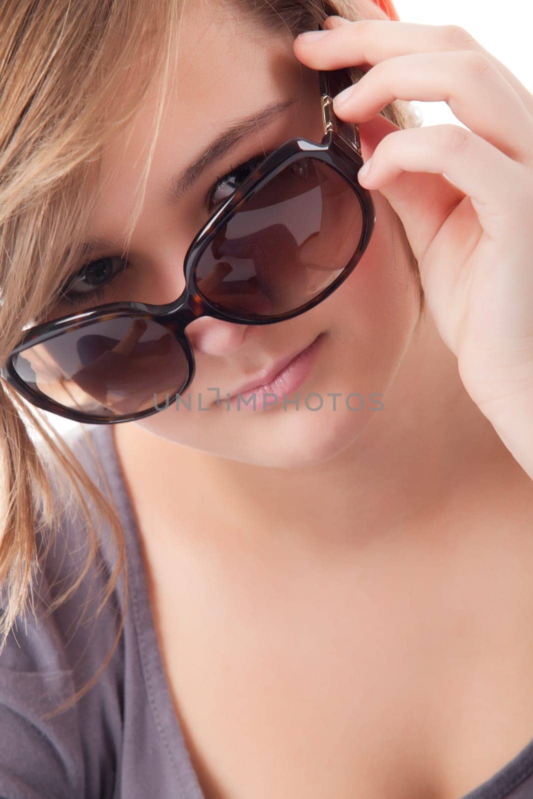 Young teenager in de studio on white