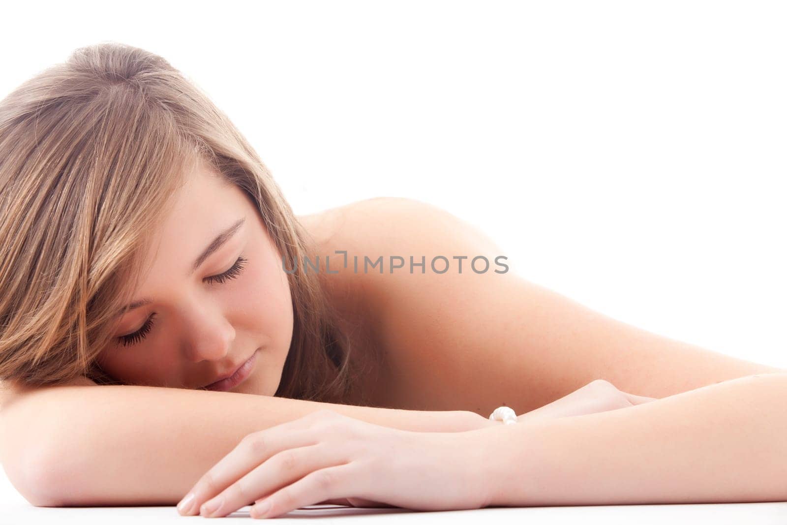 Young teenager in de studio on white