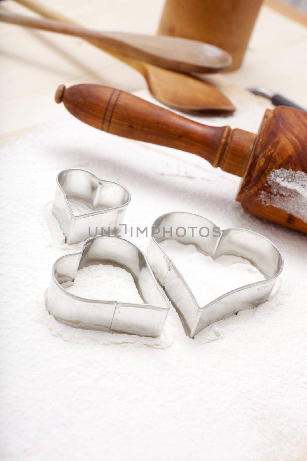Dough roll and cookie moulds on flour