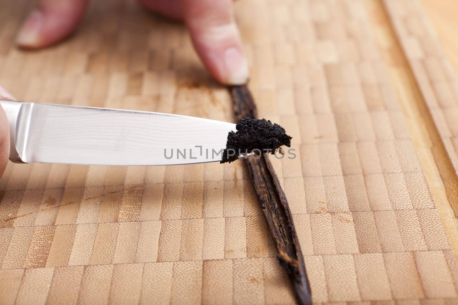 Remove the pith from a vanilla pod