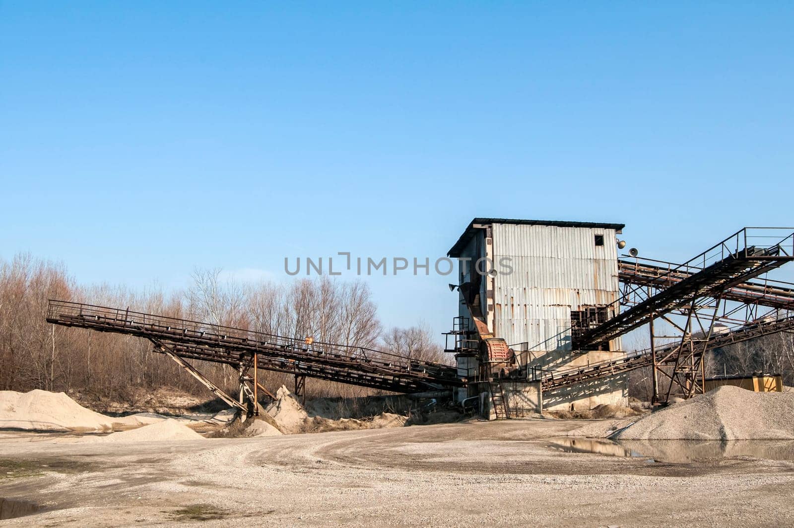 Obsolete facility for gravel sorting in sunny day