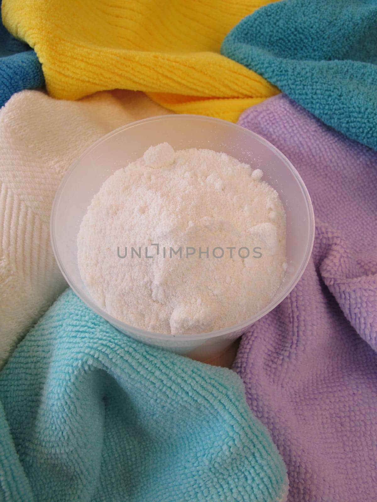 Washing powder and coloured laundry