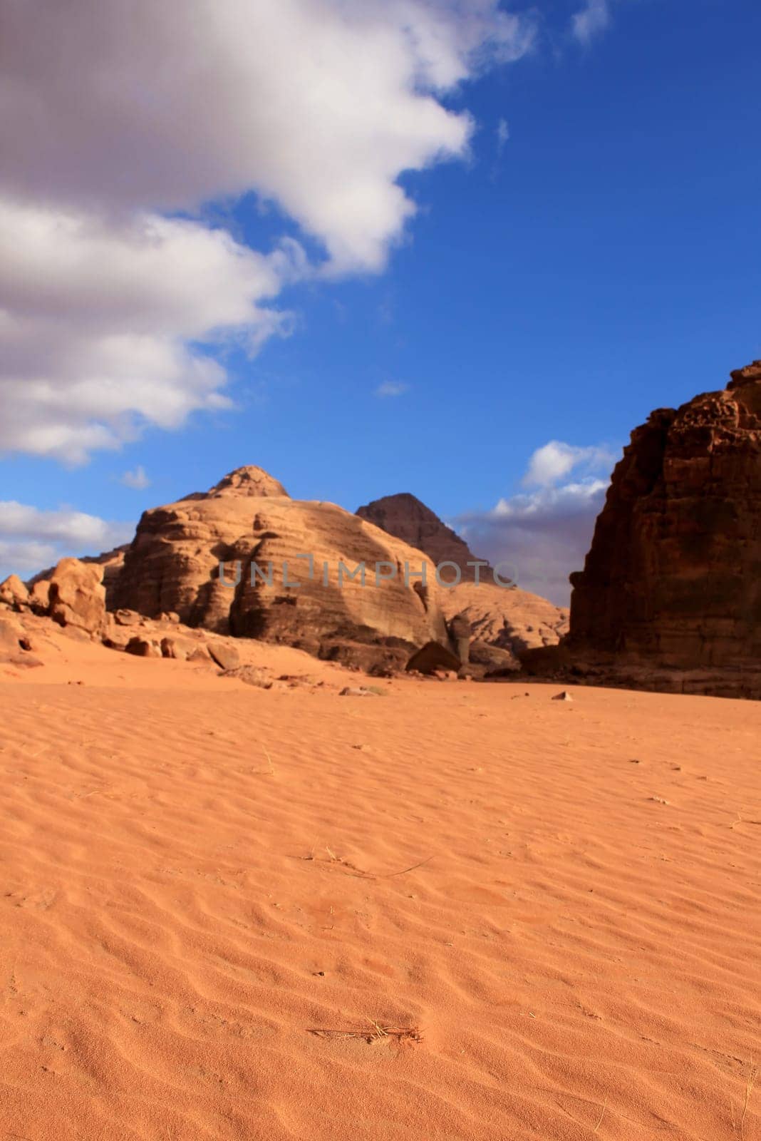 Sand pattern and beautiful landscape of the wadi rum desert in Jordan